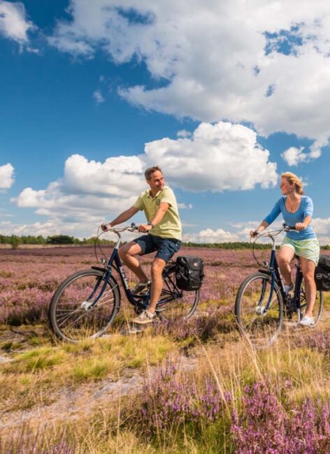Ein Paar macht eine Fahrradtour über die Felder beim all inclusive Familienurlaub
