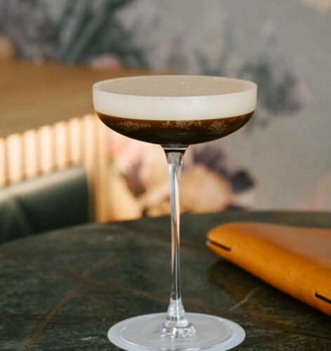 Ein Cocktail in der Blindes Huhn Bar