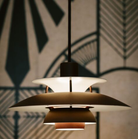 Lampe vor Muster Tapete