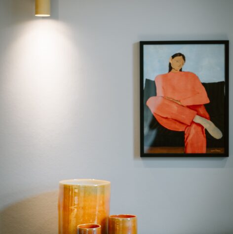 Bild mit Frau, rot und gelbe Details, Familien Appartement