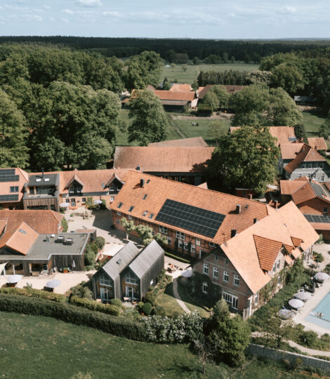 Luftaufnahme vom Landhaus Averbeck mit Bauernhof, Pool und grüner Natur