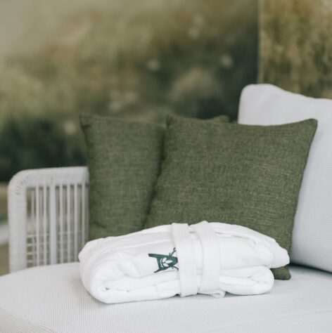 Bademantel und Kissen auf Lounge Liege