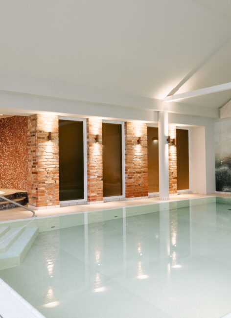 Indoor Schwimmbad im Familienhotel