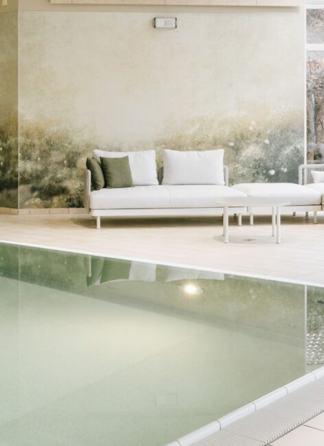 Schwimmbad im Familienhotel mit Loungeecke