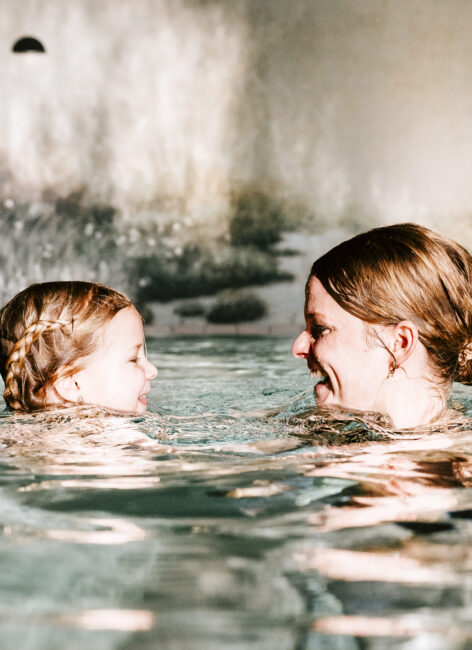 Mama und Tochter im Schwimmbad, Seepferdchen im Familienurlaub