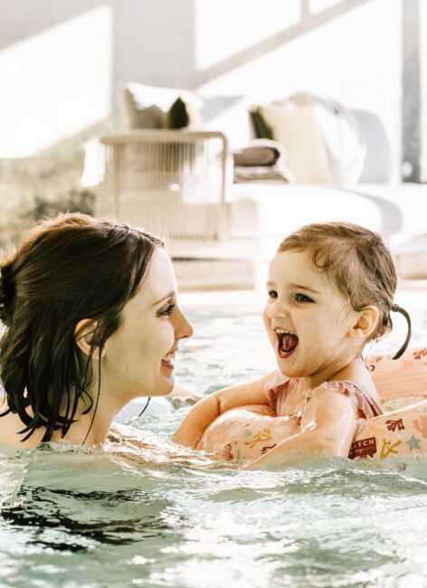 Schwimmbad, Mama mit Kind, Baby, Schwimmring