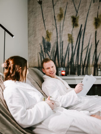 Eltern im Saunabereich, Eltern Spa, Auszeit, Sauna