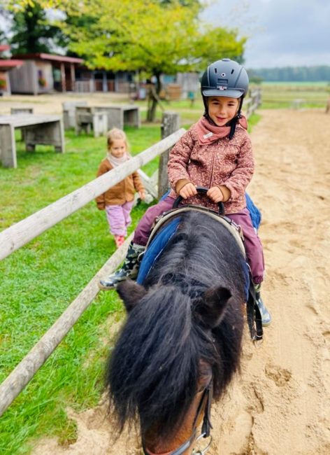 210914_Maedchena-auf-Pony Kind reitet auf einem Pony während des All Inclusive Familienurlaubs.