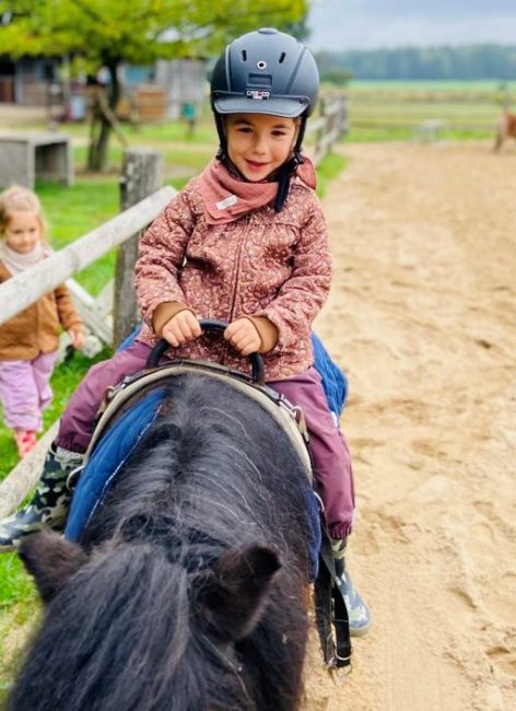 Kind reitet auf einem Pony während des All Inclusive Familienurlaubs.