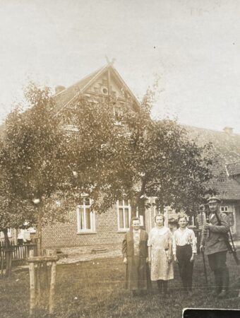 Familie Averbeck vor Bauernhaus