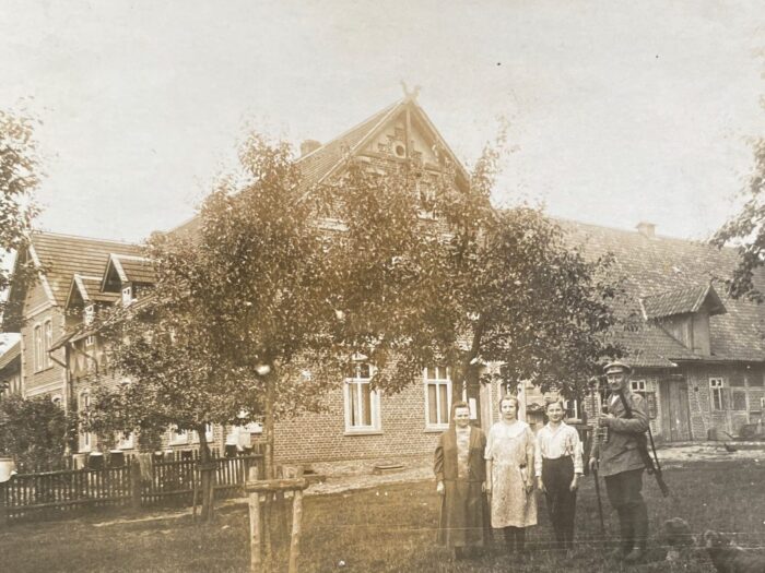 Ein altes Schwarzweiß-Foto einer Familie vor dem Landhaus Averbeck