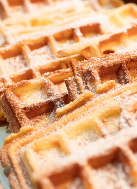 Frische belgische Waffeln mit Puderzucker im Familienhotel in Niedersachsen