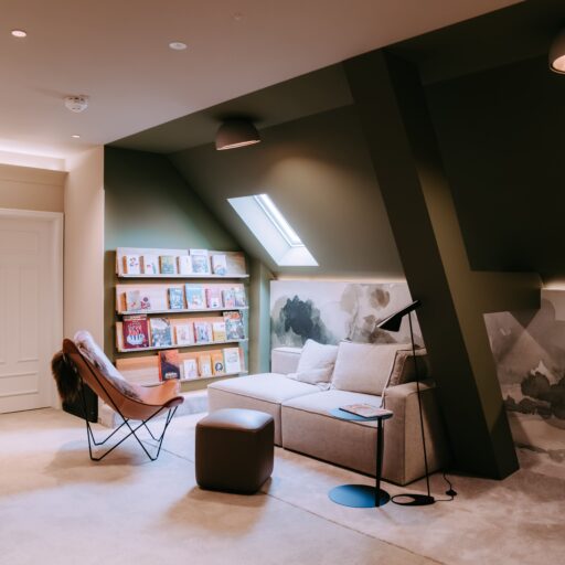 Leseecke Bauernhaus, Sofa mit Bücherregal