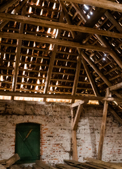 Scheune innen vor dem Umbau Restauration einer großen Scheune