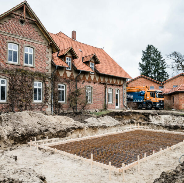 Die Baustelle des Außenpools vor dem Landhotel