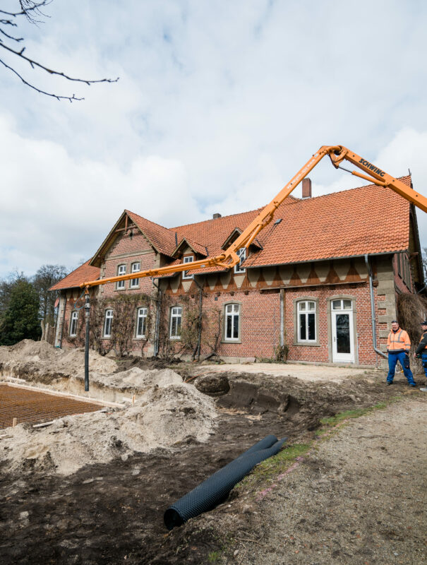 Ein Bagger vor dem Landhotel, der gerade den Pool aushebt