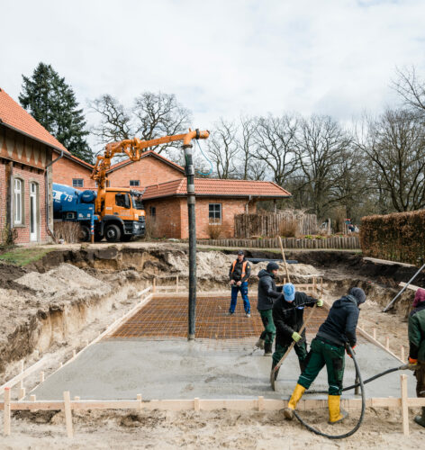 Mehrere Männer bei Bauarbeiten am Landhaus Averbeck im Winter