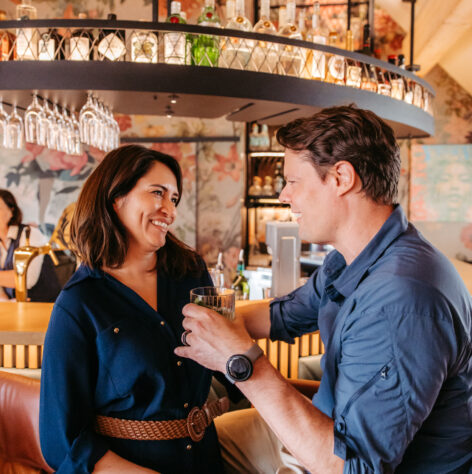 Ehepaar an Bar