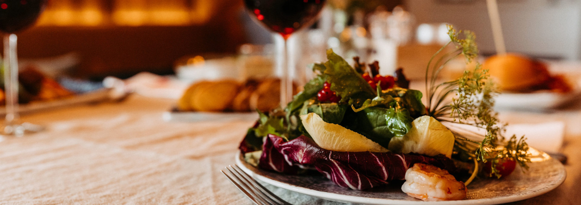 Hergerichteter Salat mit Rotwein