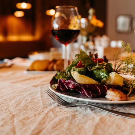 Hergerichteter Salat mit Rotwein