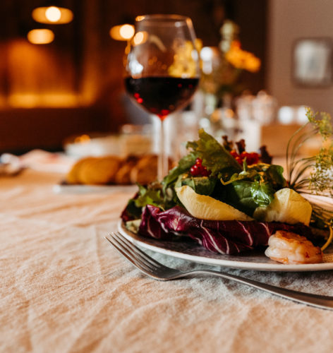 Hergerichteter Salat mit Rotwein