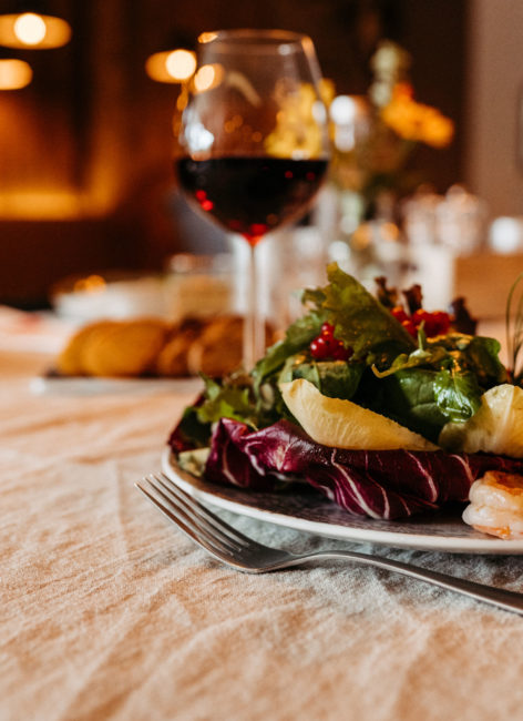 Hergerichteter Salat mit Rotwein