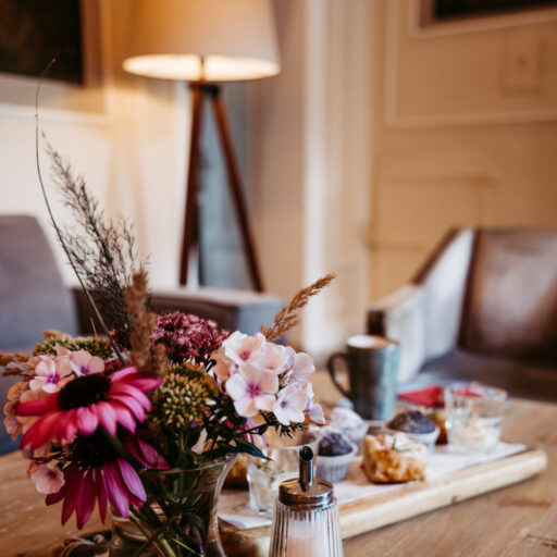 Blumenstrauß, Kaffee und Kuchen, Lobby Landhaus Averbeck