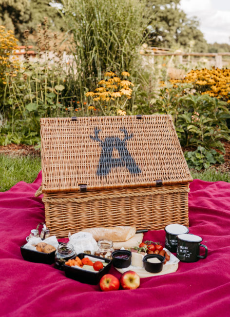 Picknickkorb mit Picknickdecke und Averbeck Logo.