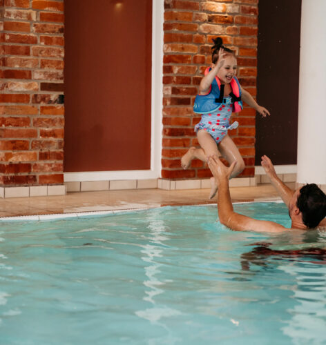 Kind springt ins Wasser