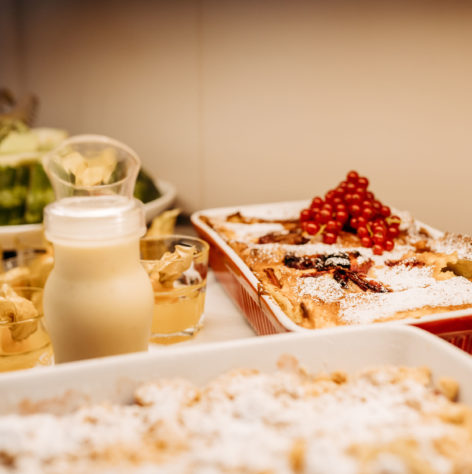 Detailaufnahme Pancakes mit Apfelmus und roten Johannisbeeren.
