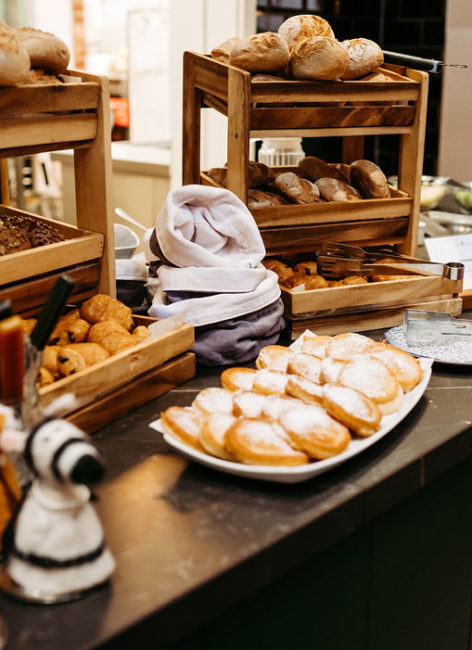 Frühstücksbuffet Ausschnitt der Brot und Backwaren Angebote.