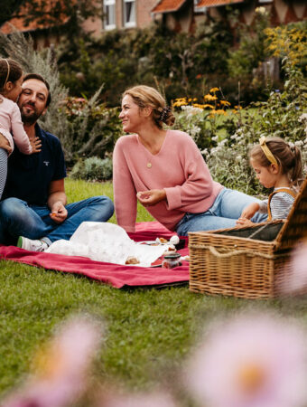 Familie beim Picknick