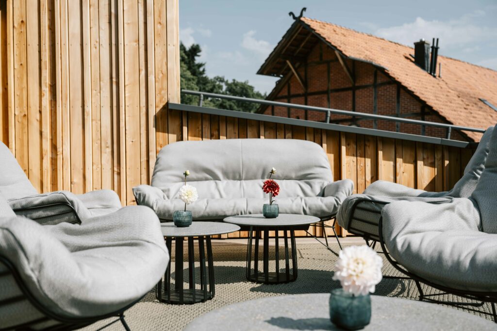 Gemütliche graue Sitzecke auf einer Terrasse