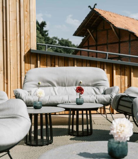 Gemütliche graue Sitzecke auf einer Terrasse