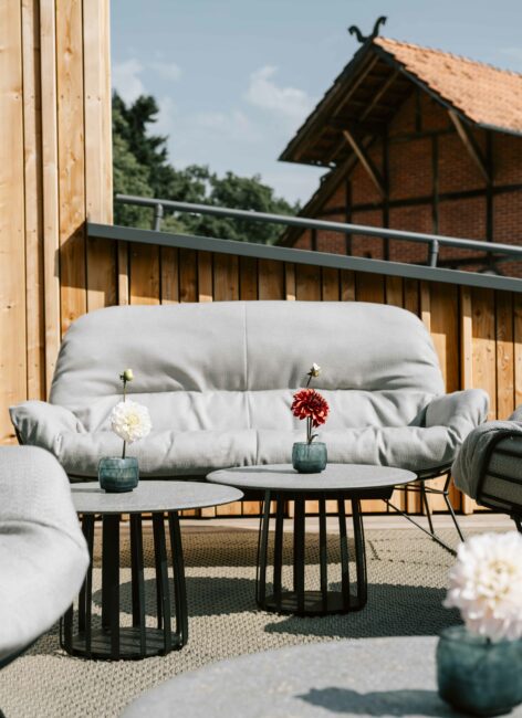 Gemütlicher Sitzbereich auf einer Terrasse im Familienhotel in Deutschland
