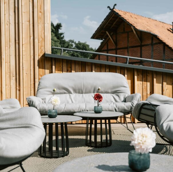 Gemütlicher Sitzbereich auf einer Terrasse im Familienhotel in Deutschland