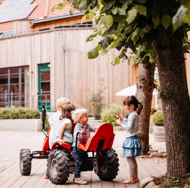 Kinder auf einem Kettcar
