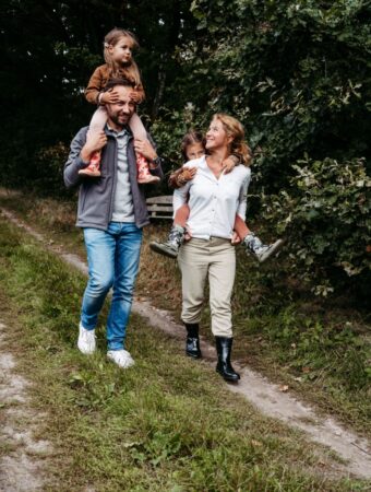 Ein Paar spaziert mit seinen Kindern in der Natur ums Landhaus Averbeck