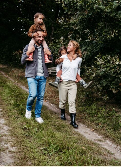 Ein Paar spaziert mit seinen Kindern in der Natur ums Landhaus Averbeck