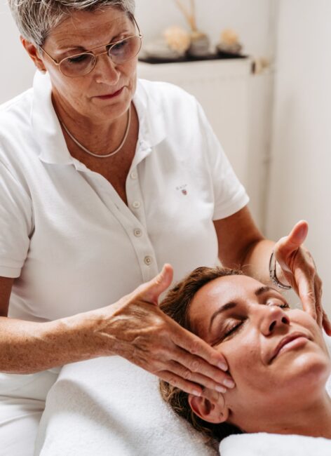 Frau bekommt eine Gesichtsmassage im Kinderhotel mit Schwimmbad