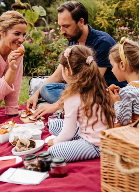 Junge Familie beim Picknick im Landhaus Averbeck