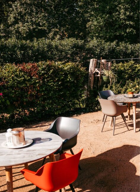 Tische und Stühle im Außenbereich des Restaurants Kleine Möhre