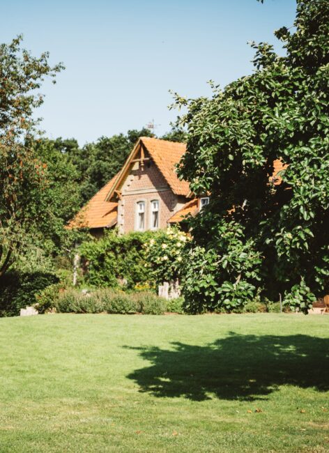 Grüne Wiese hinter dem Landhaus Averbeck