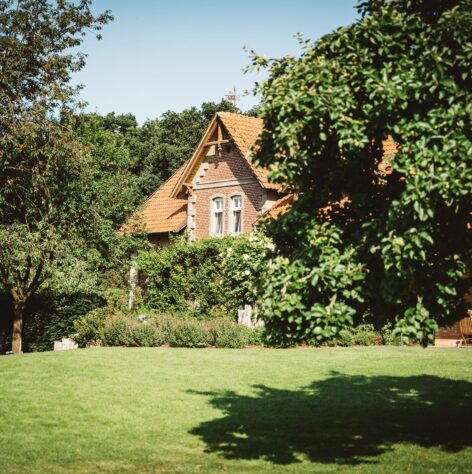 Grüne Wiese hinter dem Landhaus Averbeck