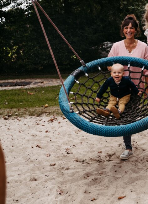 Mutter und Ihr Kind beim Schaukeln