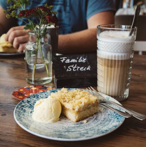 Kaffee und Kuchen auf einem reservierten Tisch