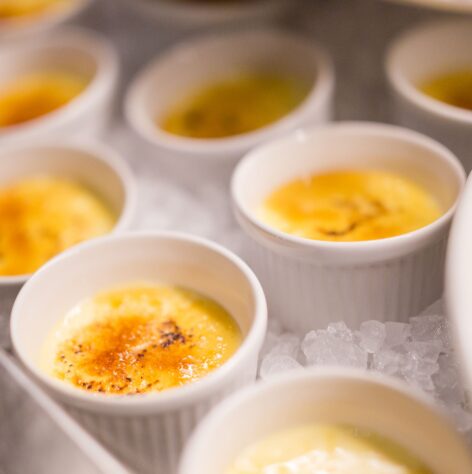 Gekühltes Crème brûlée am Buffet