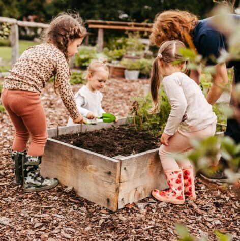 Kleine Kinder gärtnern in einem kleinen Beet im Landhaus Averbeck