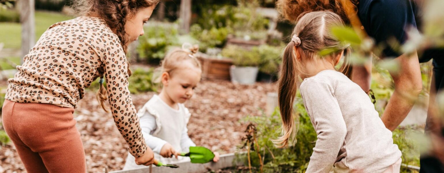 Kleine Kinder gärtnern in einem kleinen Beet im Landhaus Averbeck