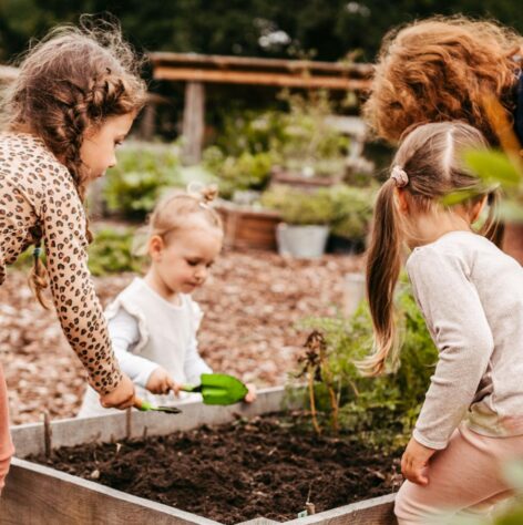 Kleine Kinder gärtnern in einem kleinen Beet im Landhaus Averbeck